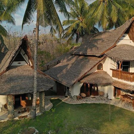 Beach-Front Sumbawa Surf House Lemonga Экстерьер фото