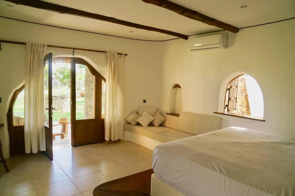 Beach-Front Sumbawa Surf House Lemonga Экстерьер фото